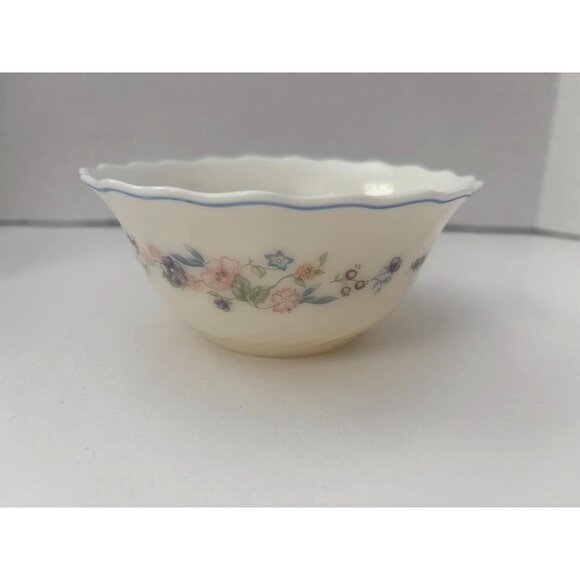 Set Of 4 Arcopal Scalloped Edge Swirl Milk Glass Soup/Salad/Dessert/Bowls 5” - Picture 2 of 6